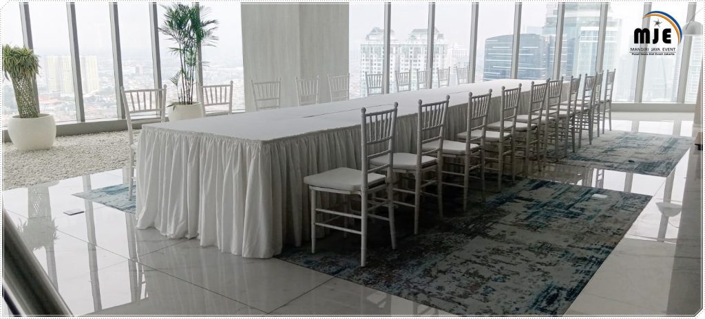 Satu Set Long Table Kursi Tiffany Putih Siap Melengkapi  Event Anda